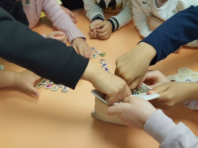 Et on enchaîne avec la préparation du jeu. Et toujours un peu de langage : "Glisser les 54 jetons Rêve dans le sac-oreiller"