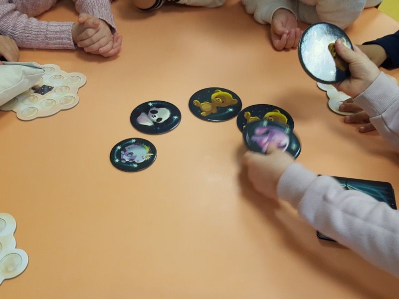 "Disposer les 8 tuiles Doudou rondes en cercle autour de la table".