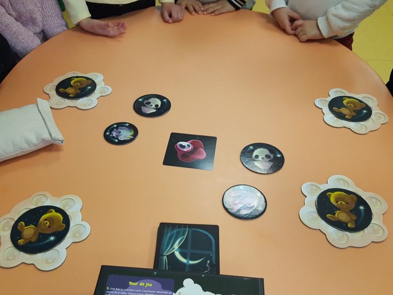 Le tour de jeu peut commencer. "Chacun son tour on choisit une tuile Doudou qui peut recouvrir le cauchemar de la carte puis on la place sur son plateau".