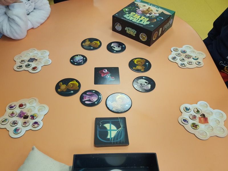 "Chaque joueur chacun son tour place sa tuile Doudou sur la carte Cauchemar. Si elle est entièrement recouverte, le cauchemar disparait et on pioche autant de jetons que d'étoiles présentes sur le Doudou ".