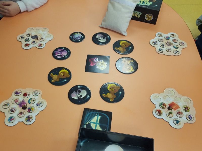 La partie s'arrête. Dès qu'un ou plusieurs joueurs ont complété leur plateau à l'aide des jetons Rêve, ils remportent la partie.