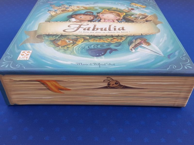 Belle illustration d'une tranche d'un livre fantastique.