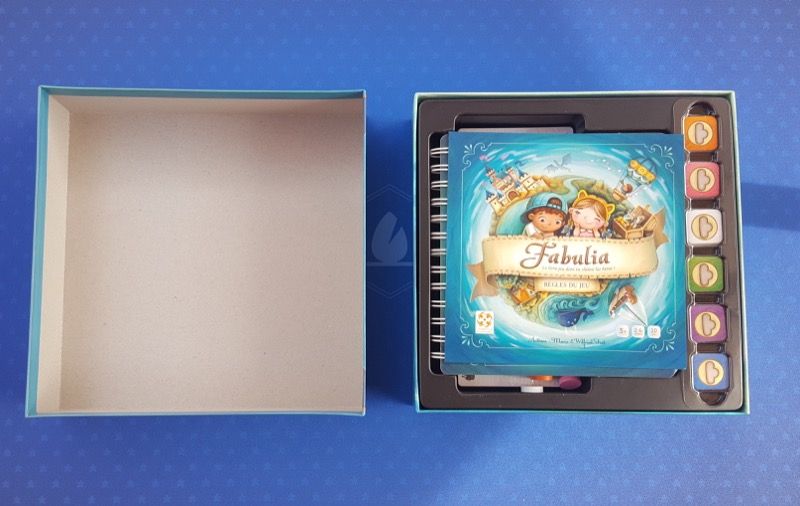 A l'ouverture du couvercle: le livre de règles.