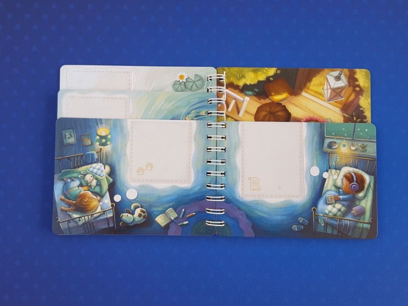 Une double page intérieure du livret de jeu.