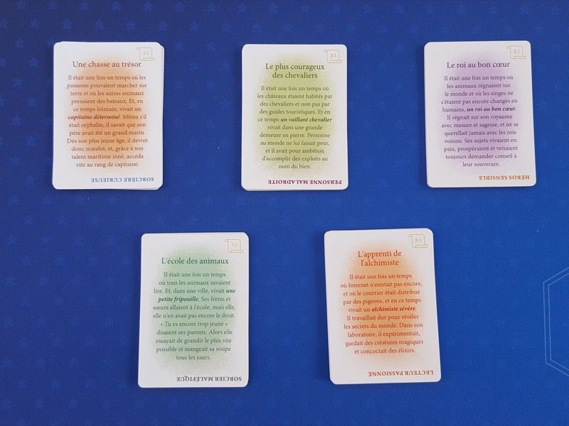 Les 38 cartes Histoire double-face (chaque histoire a un fond de même couleur et un numéro).