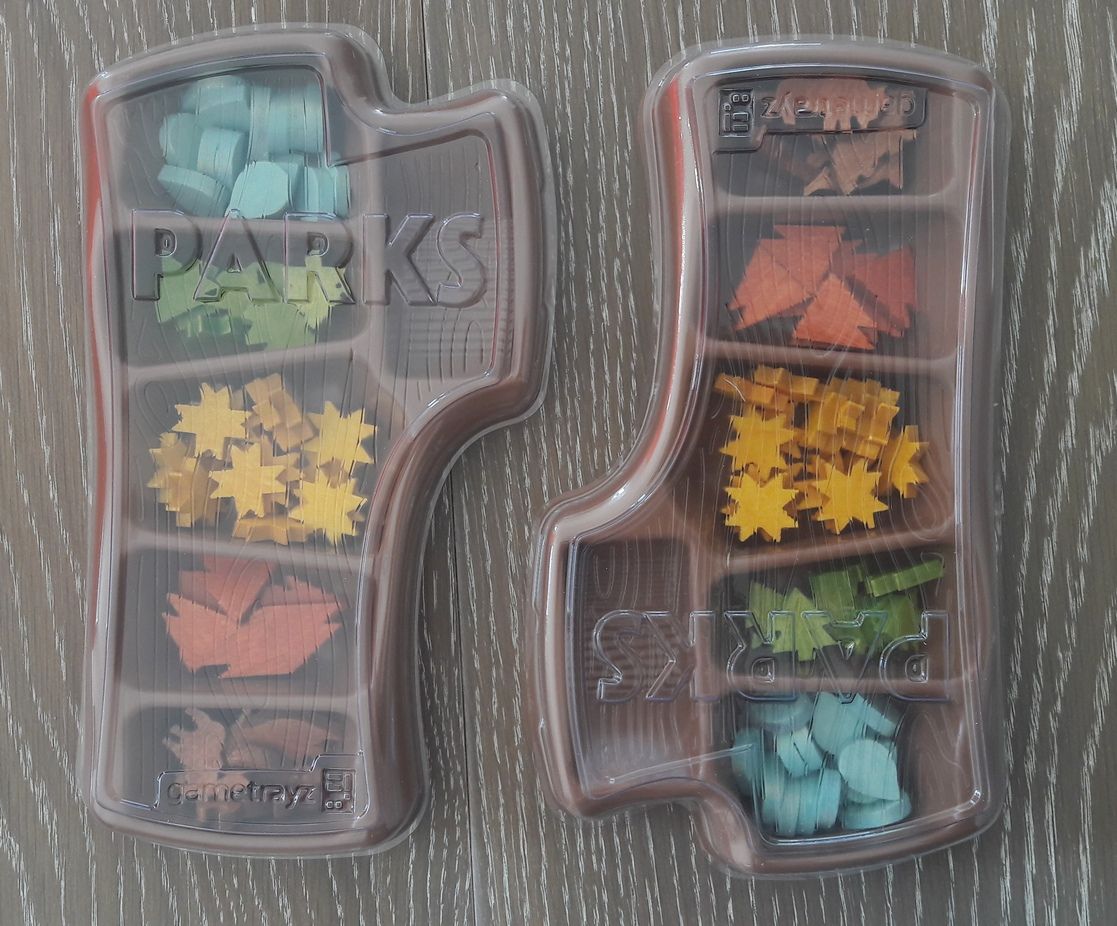 Les rangements des pions fermés : deux boites pour faciliter la distribution des jetons aux joueurs mais aussi pour éviter la dispersion pendant le transport : superbes !