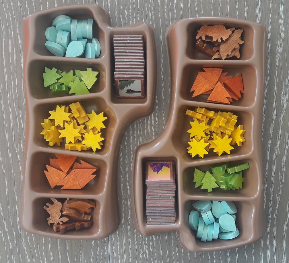 Les emplacements du rangement : marqueurs photos et jetons ressource.