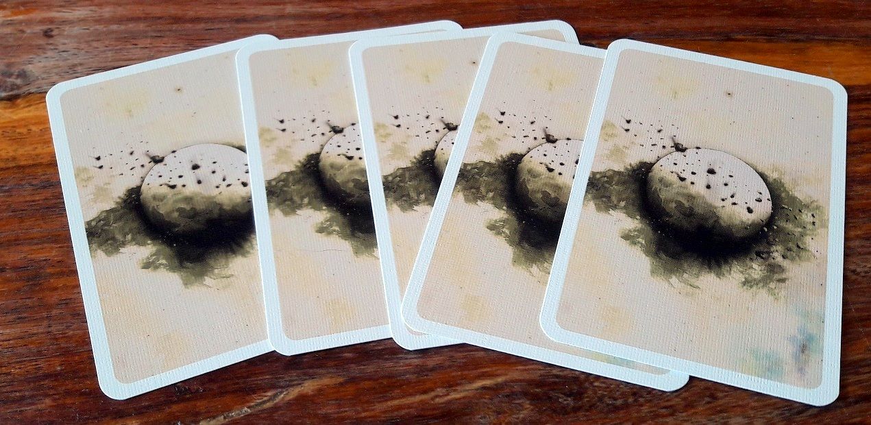 Ces cartes permettent de rappeler en main aux joueurs qu'ils ont une carte posée devant eux.