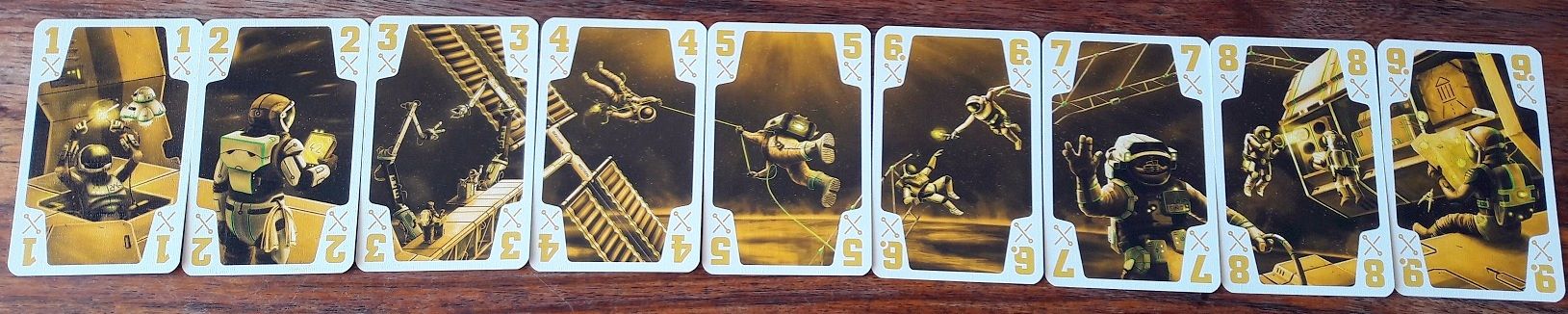 Les 9 cartes de chaque couleur forment une fresque spatiale : inutile au jeu mais très sympa !