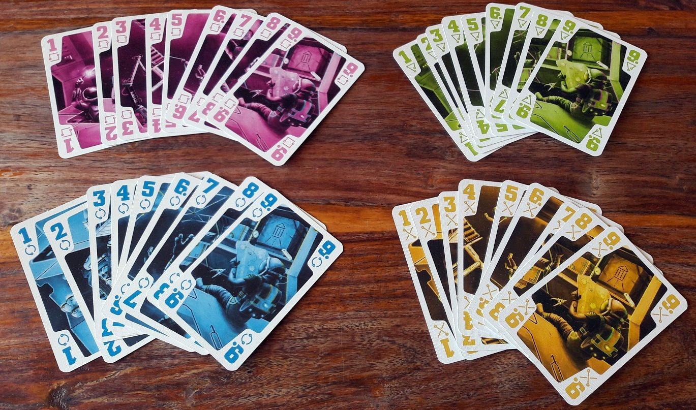 9 cartes de chaque couleur de 1 à 9.