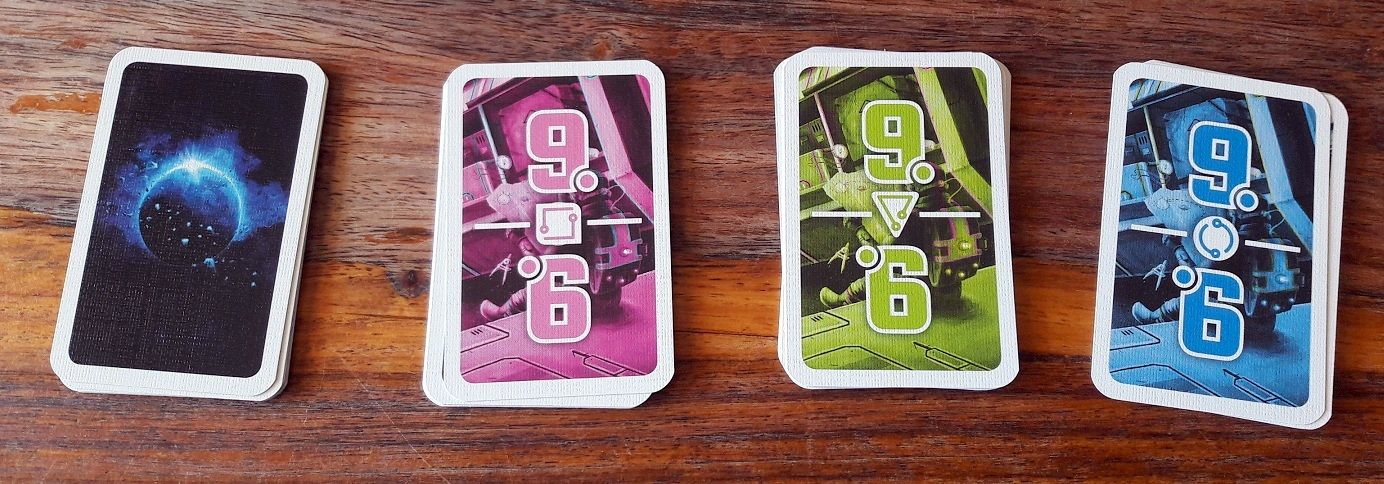 Chacune des 36 cartes couleur possède sa carte tâche  correspondante.