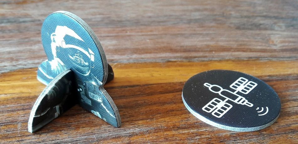 Le pion commandant permettra de savoir qui possède la carte fusée 4 pour la mission et donc la commence ; le jeton détresse de faire tourner une carte vers son voisin en début de manche.
