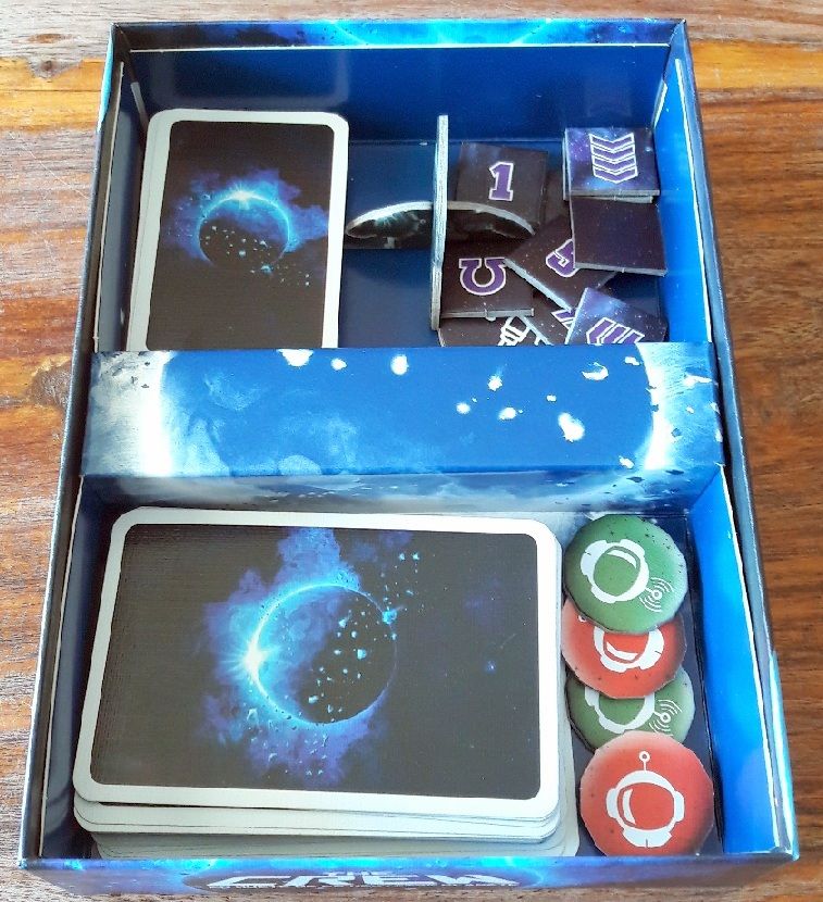 On regrette l'absence d'un petit sachet pour les cartes et/ou jetons mais tout de même il y a eu un bel effort : on peut à peu près caler le tout :)