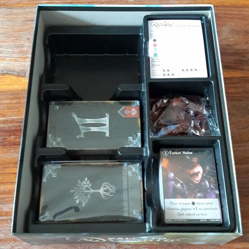 Sans les runes on devine bien  les rangements pour les cartes.