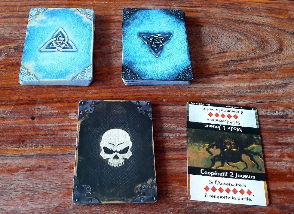 Format classique pour les cartes héros, anti-héros et celles du mode solo/coopératif.