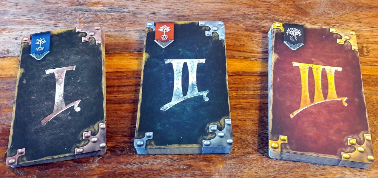 Ces cartes aventures sont triées en 3 époques qui se succèderont au fil de la partie.