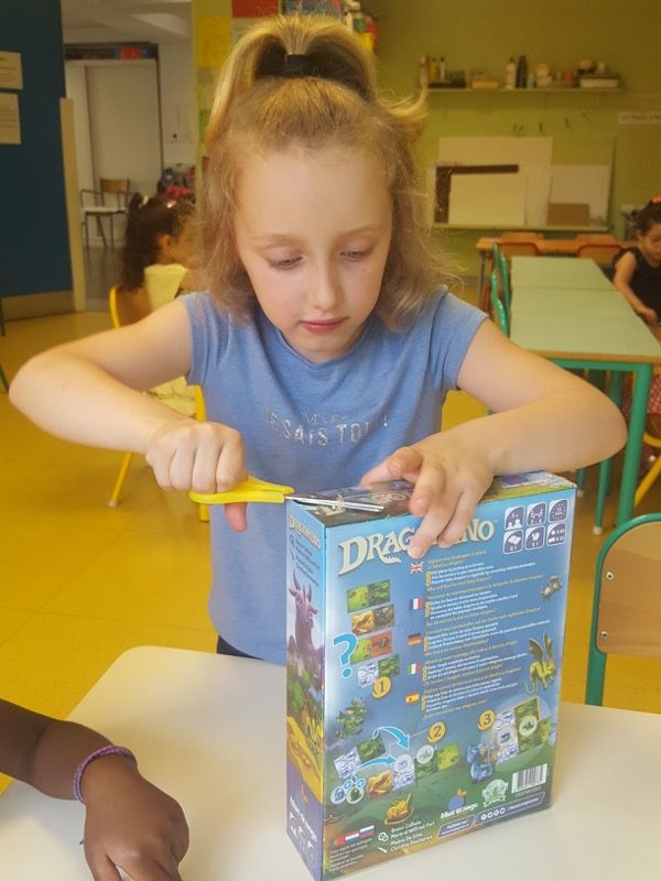 A force d'essayer d'ouvrir les films plastiques des boites de jeux dans la classe, on ne s'énerve plus on prend directement les ciseaux.