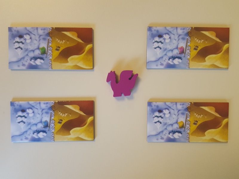 Les 4 dominos de départ  (vert, rose, bleu et jaune) et le pion maman dragon.