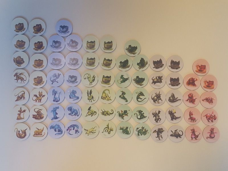 En les retournant, on découvre plein de petits dragons.