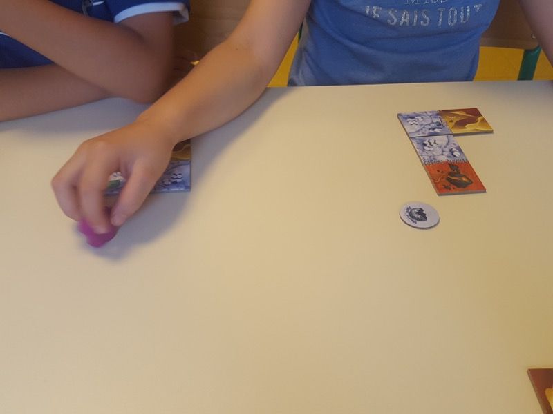 On découvre ensuite ce qui se cache derrière la face du jeton.