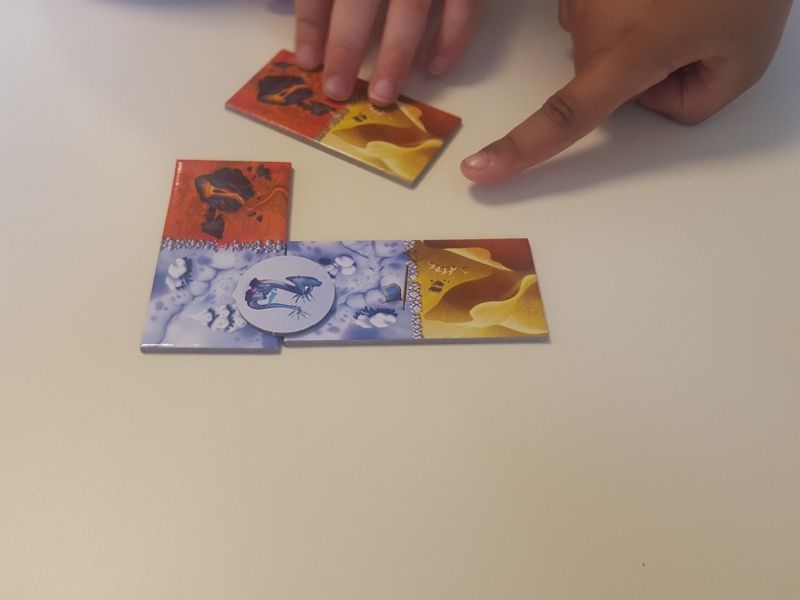 Rapidement les enfants s'entraident pour montrer les meilleurs coups... même à 5 ans !