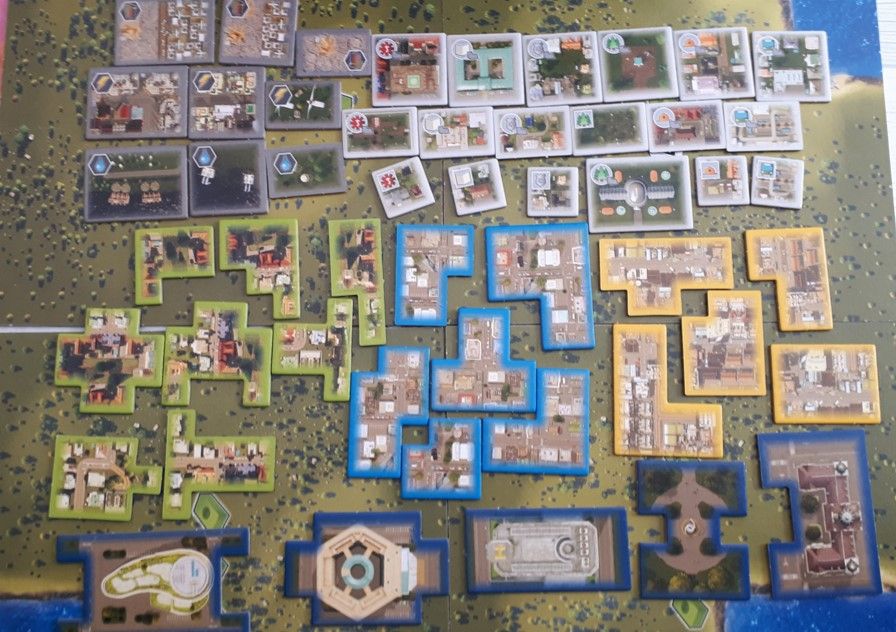 On retrouve plus de 80 tuiles pour représenter des bâtiments.