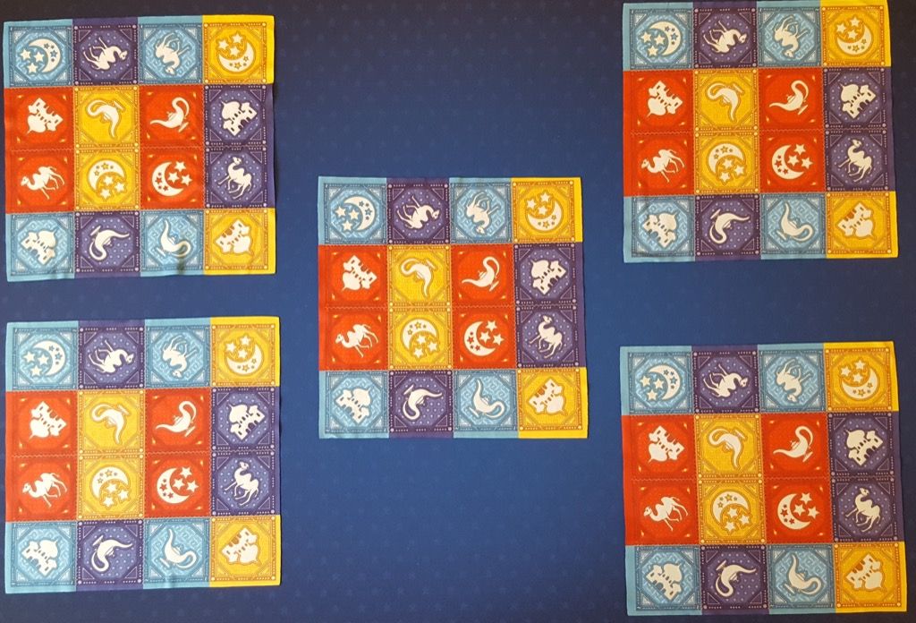 Les tapis volants pliables (recto/verso)... 4 indiquées sur la boite mais 5 dans la mienne.