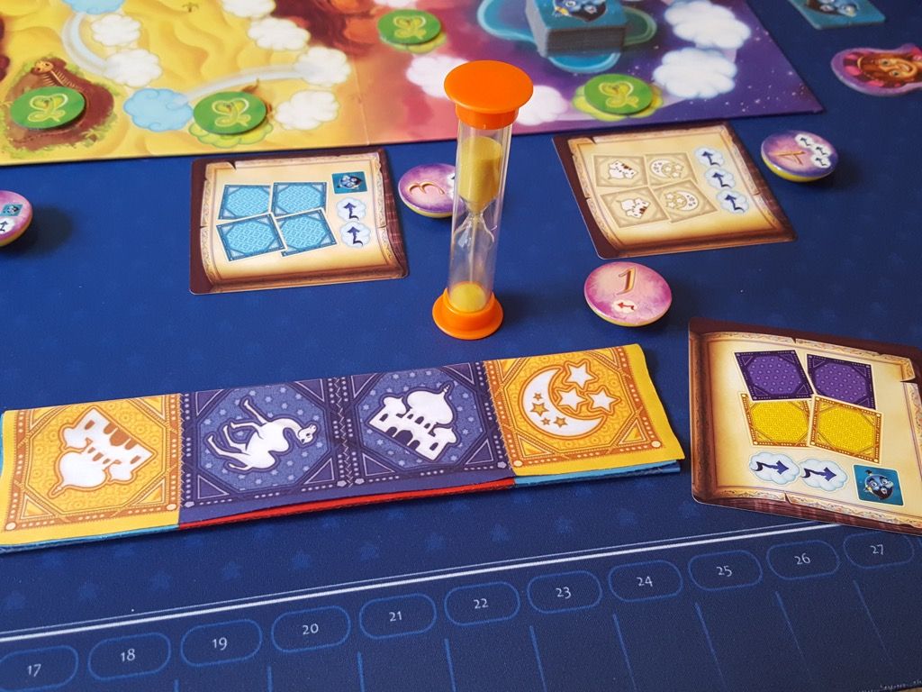 Un exemple de réussite du défi avec la prise du jeton d'initiative 1.  Au final, le joueur avance son jeton de 2 cases, fait reculer un joueur de 1 case et gagne 1 génie !