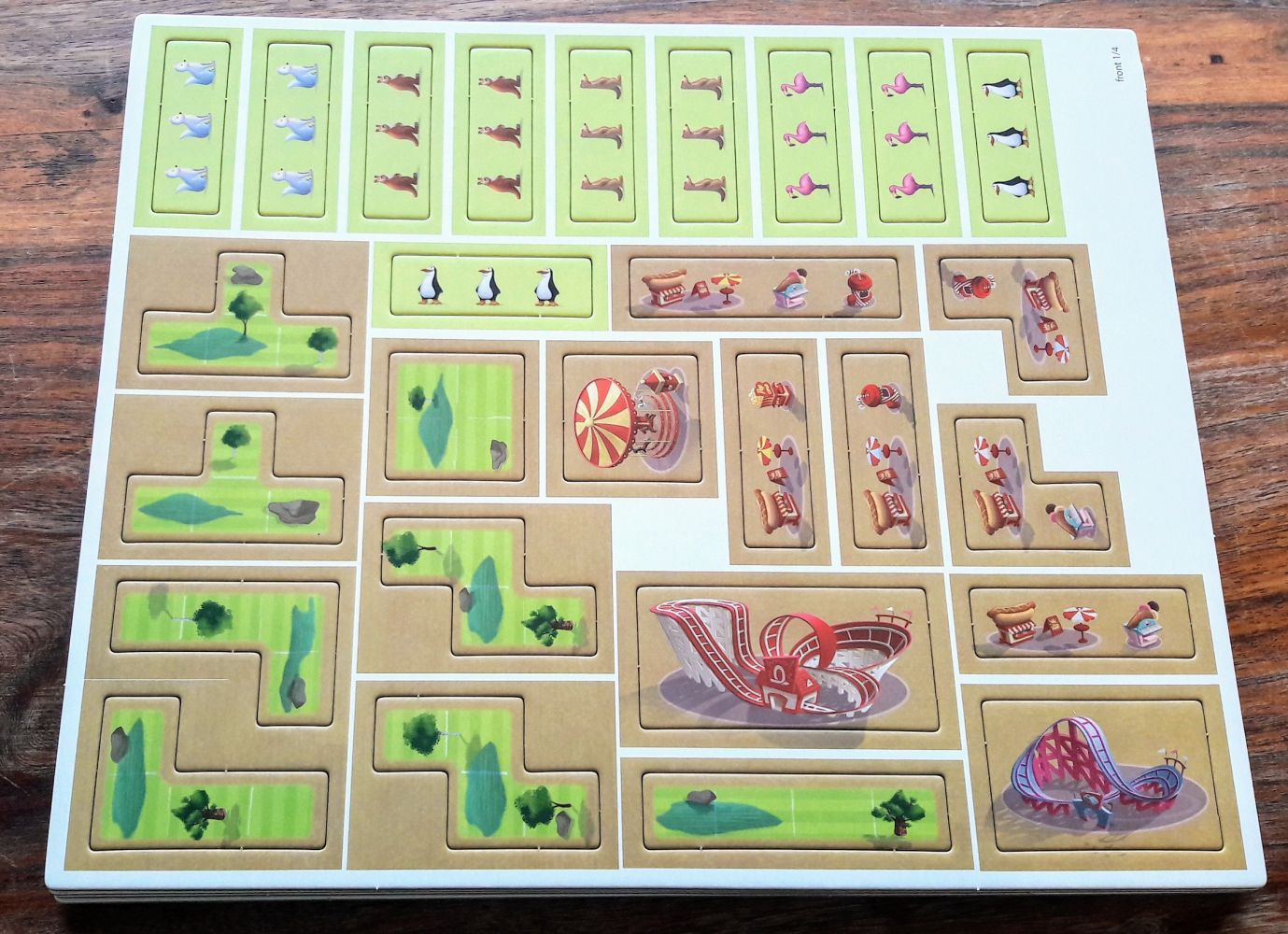 Des jetons animaux et des tuiles (zoo et attraction).