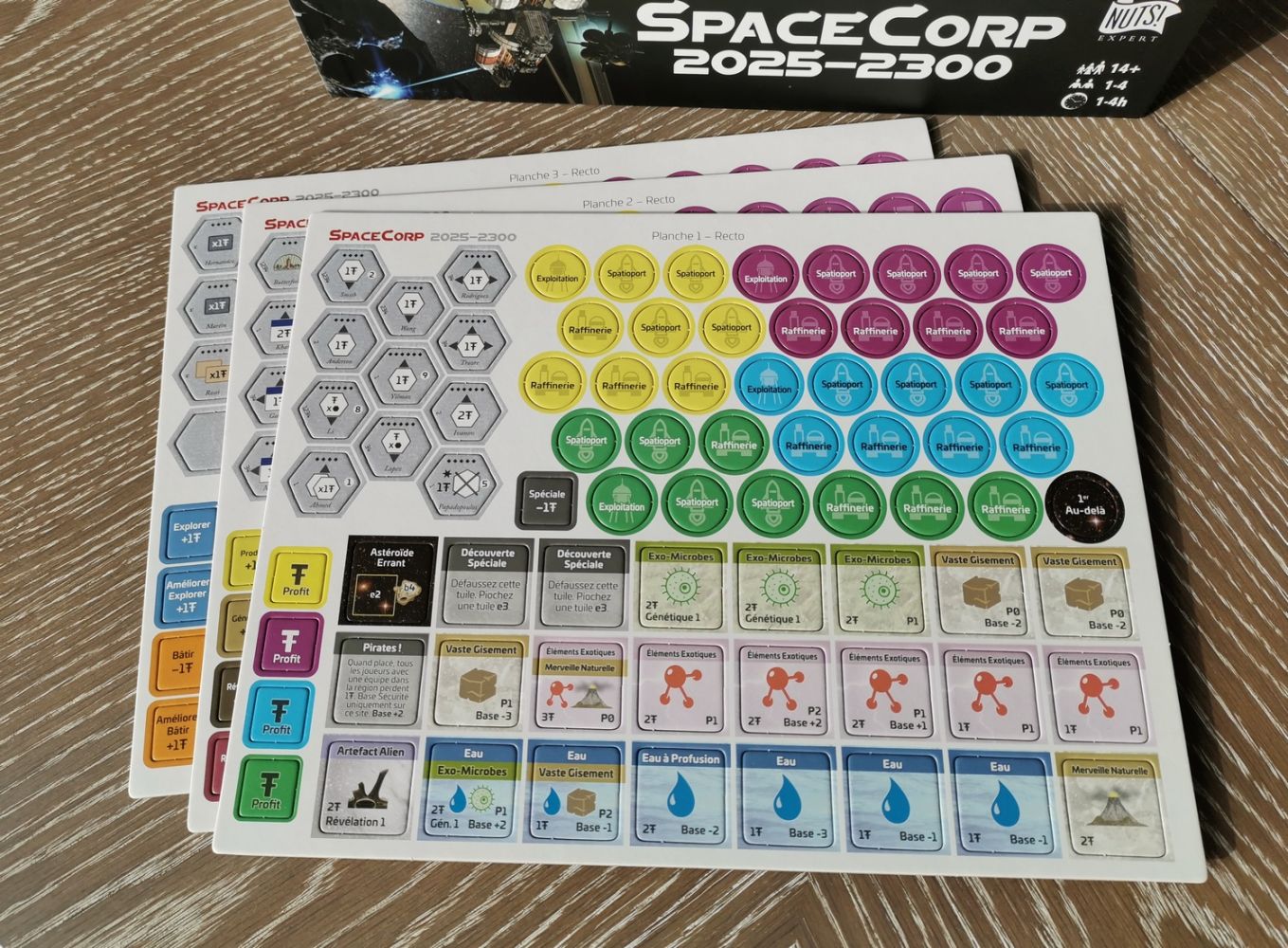 Les 3 planches de jetons  fraîchement sorties de la boîte