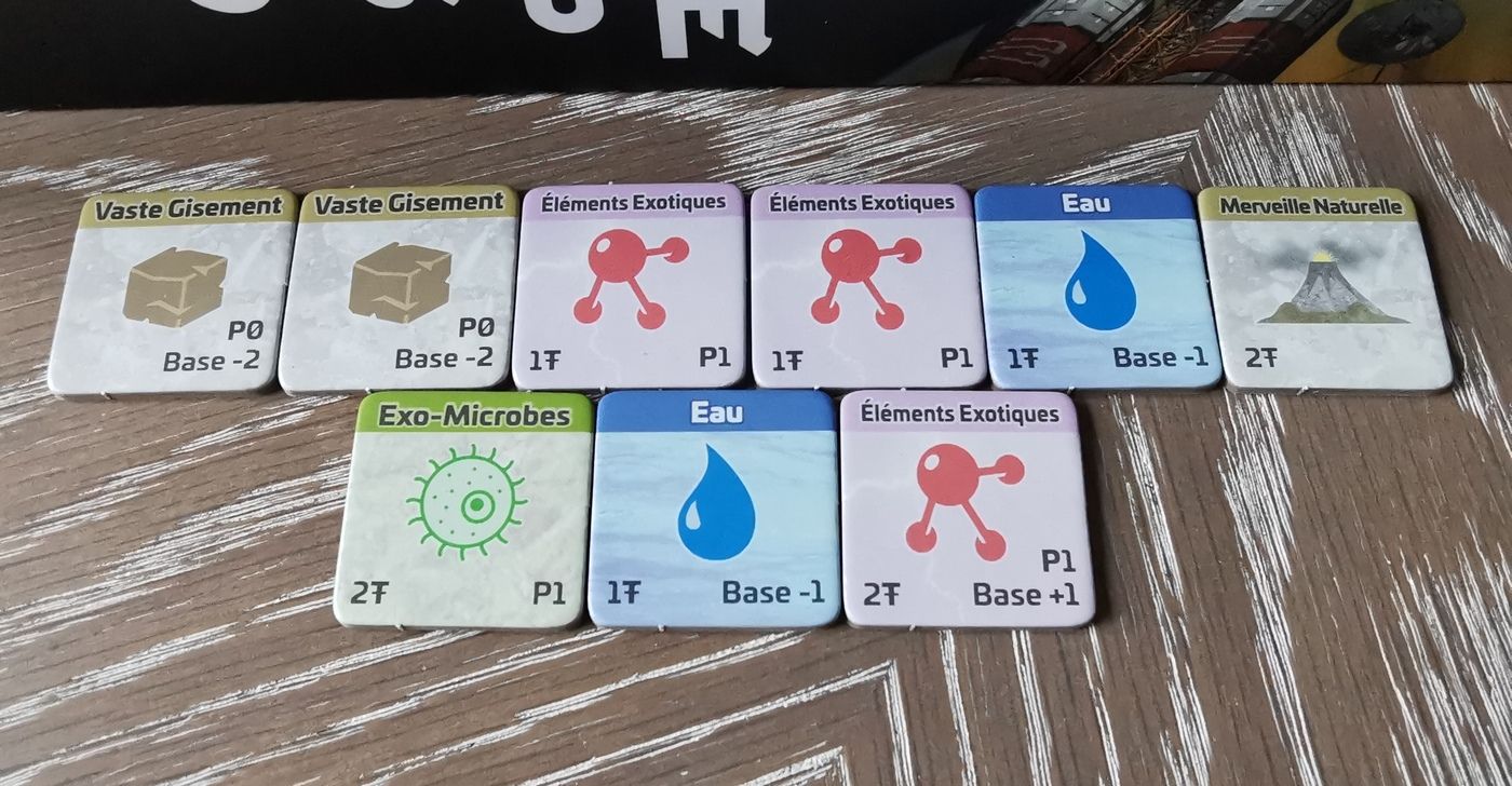 les tuiles de la première période : première ligne les e1 deuxième ligne les e2.  9 tuiles pour 7 lieux au total