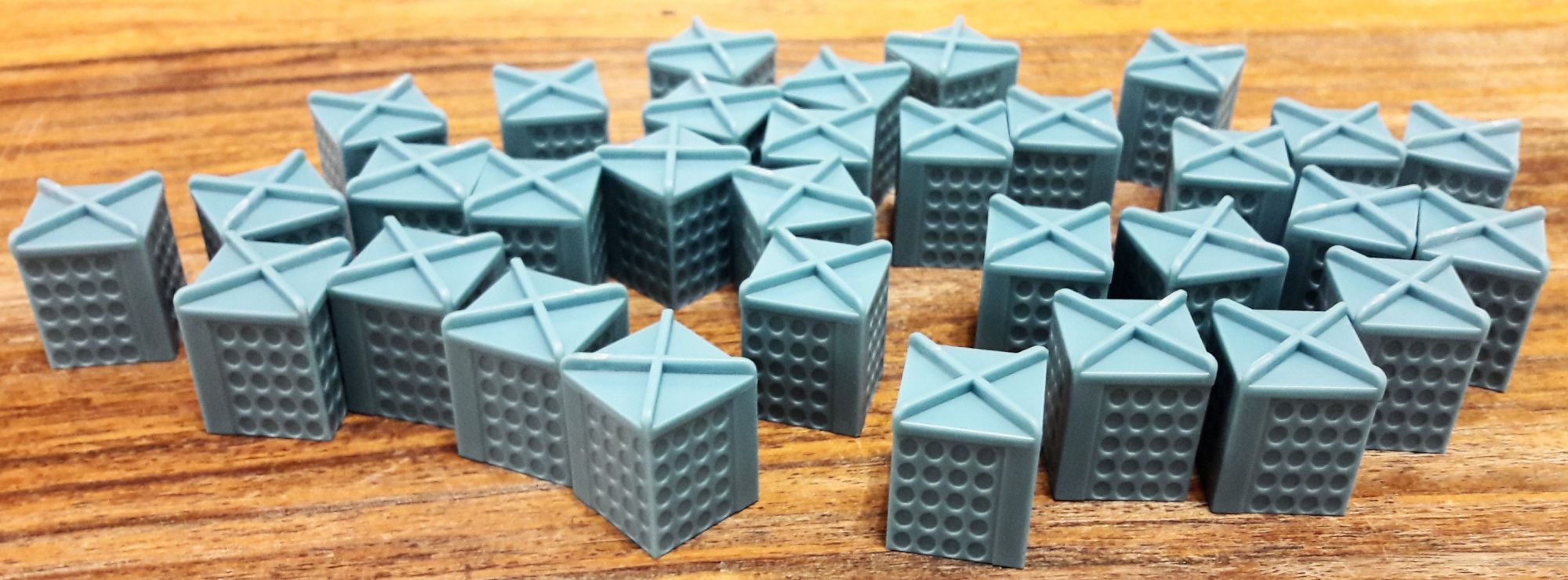 Petits bâtiments plastiques cubiques au toit bien particulier.