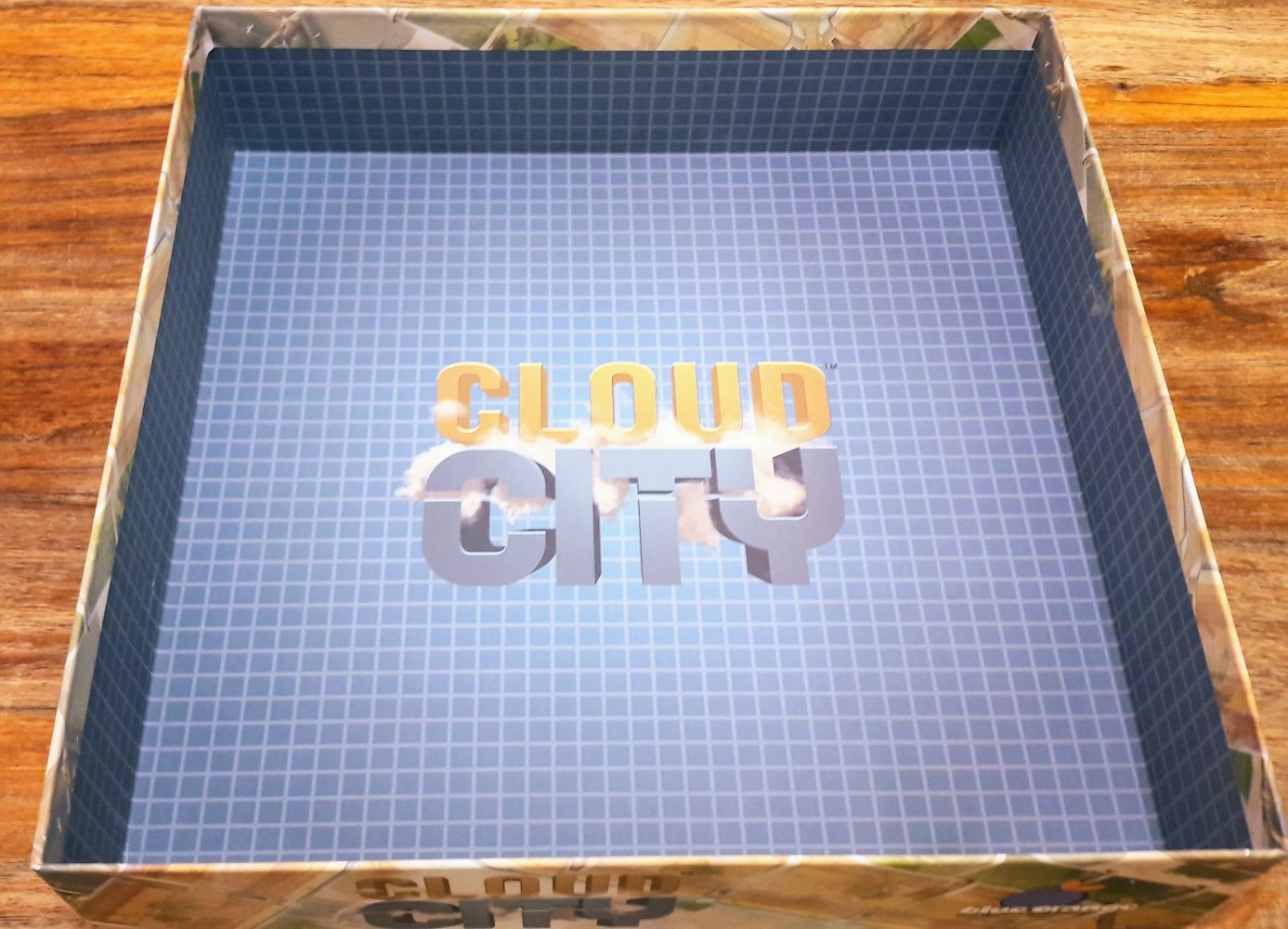 Joli fond de boite rappelant un peu un certain Sim-City :)