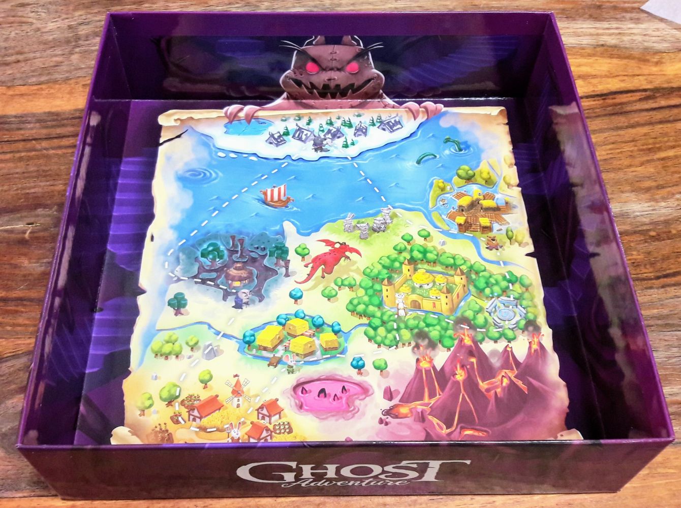 Le fond de boite sert à la fois de carte des mondes et de zone d'entrainement pour la prise en main des toupies : très malin et très pratique !