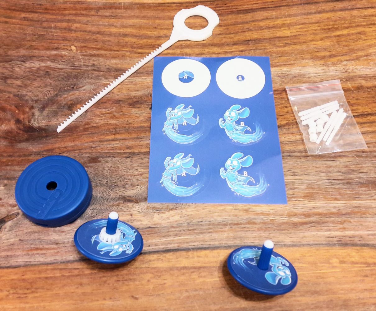 Une toupie classique, une avec lanceur et des pièces de rechange en cas de casse ou d'usure : classe ! Même des autocollants de rechange en cas d'échecs de collage