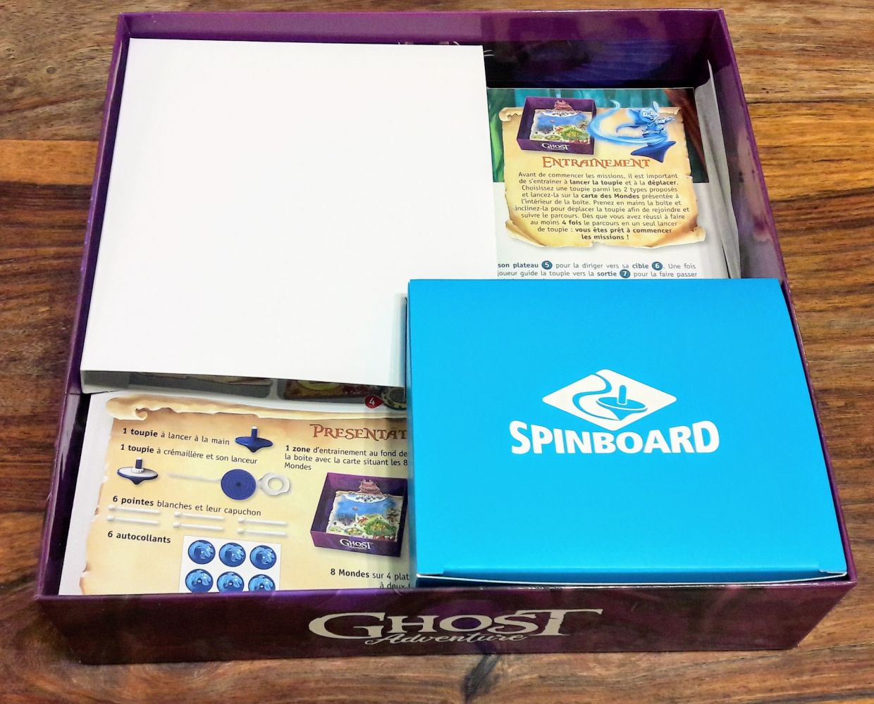 Rangement aux petits oignons avec film de protection et boite calée pour les toupies !