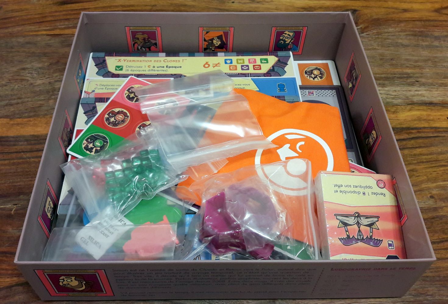 Il y a a de la place (malgré le manque d'un ou 2 sachets pour pouvoir ranger chaque perso avec ses cartes de départ...) mais la tour à cube rentre tout-pile une fois montée.