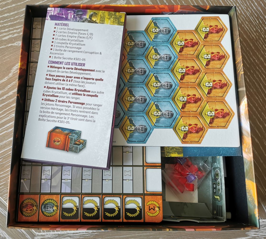 Déballage de la boite du kickstarter. Une bien jolie boite avec un fond noir : grande classe ! Un peu dommage car elle va bien vite se retrouver vidée de sa substance. Tout doit rentrer dans la boîte de base !