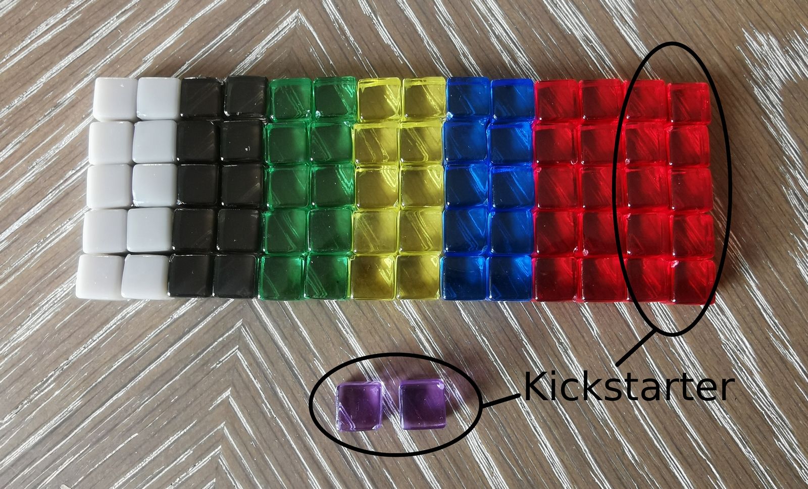 10 de chaque dans la boîte de base. Et pour la version kickstarter : 10 Krystallium de plus et 2 cubes mystères mauves : on n'a pas droit de spoiler ;)