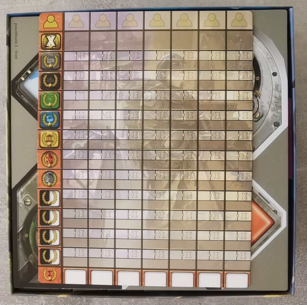 La planche de score trouve parfaitement sa place au sommet de la boite !