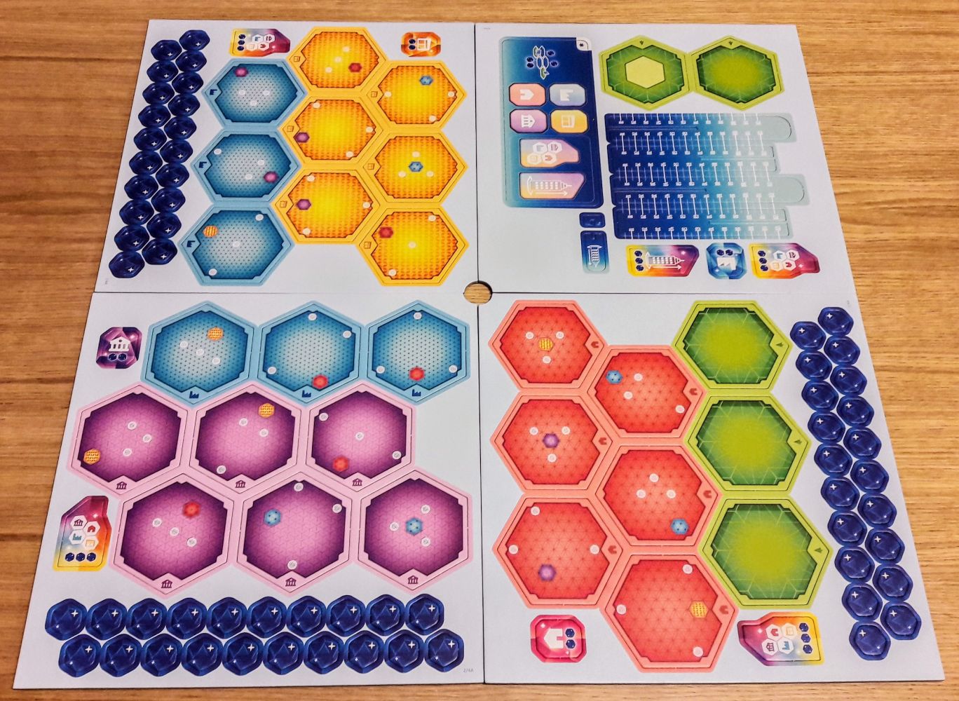 Des tuiles, des jetons il y a du matériel carton.