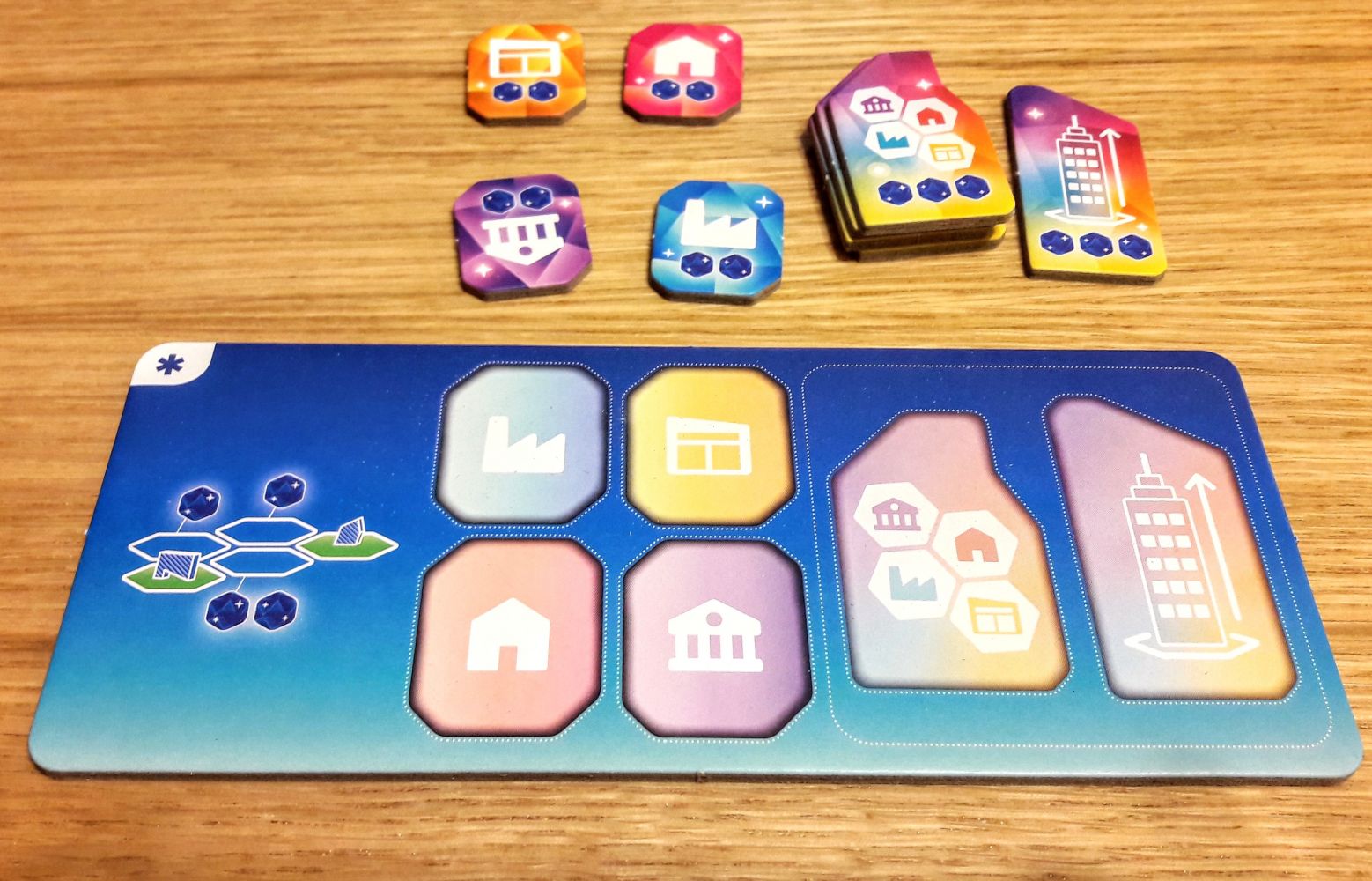 Ce petit plateau rappelle les règles et les bonus de construction.