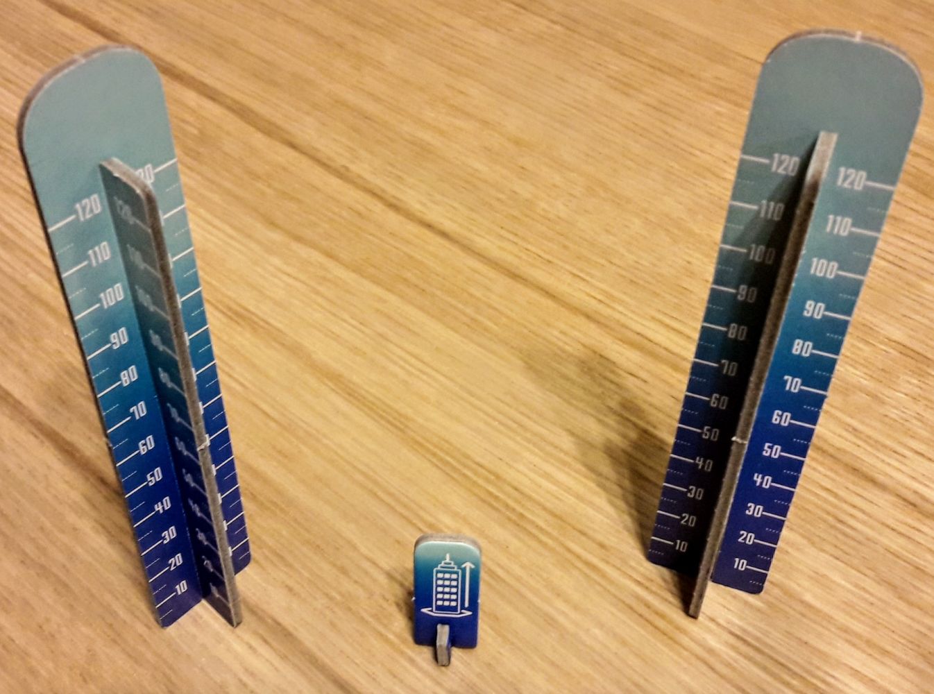 Ou plutôt les 2 règles servant de mètre étalon et le pion joueur actif.