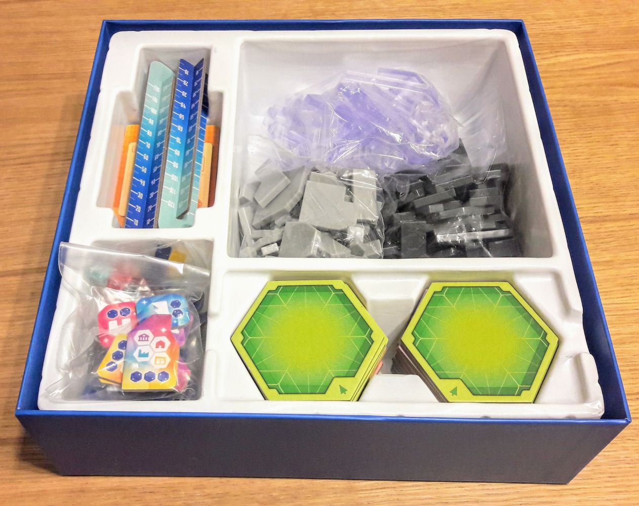 Tout rentre parfaitement et ne bougera pas dans la boite.