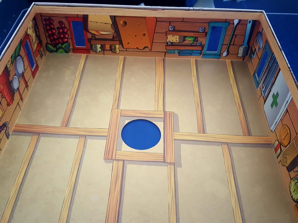 Le fond de la boite servant de toit et à retourner dessus.