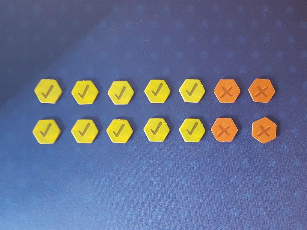 Les 14 jetons Réponse au recto en vert et au verso en marron.