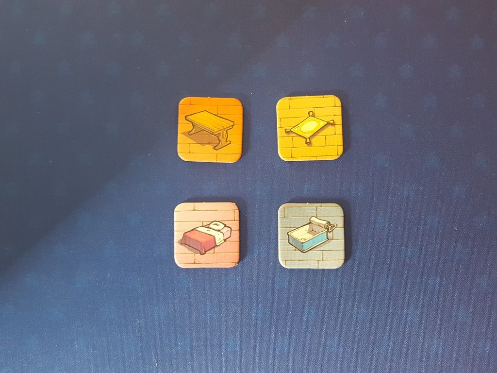 Les 4 jetons Pièce de la maison : la cuisine, le salon, la chambre et la salle de bain.