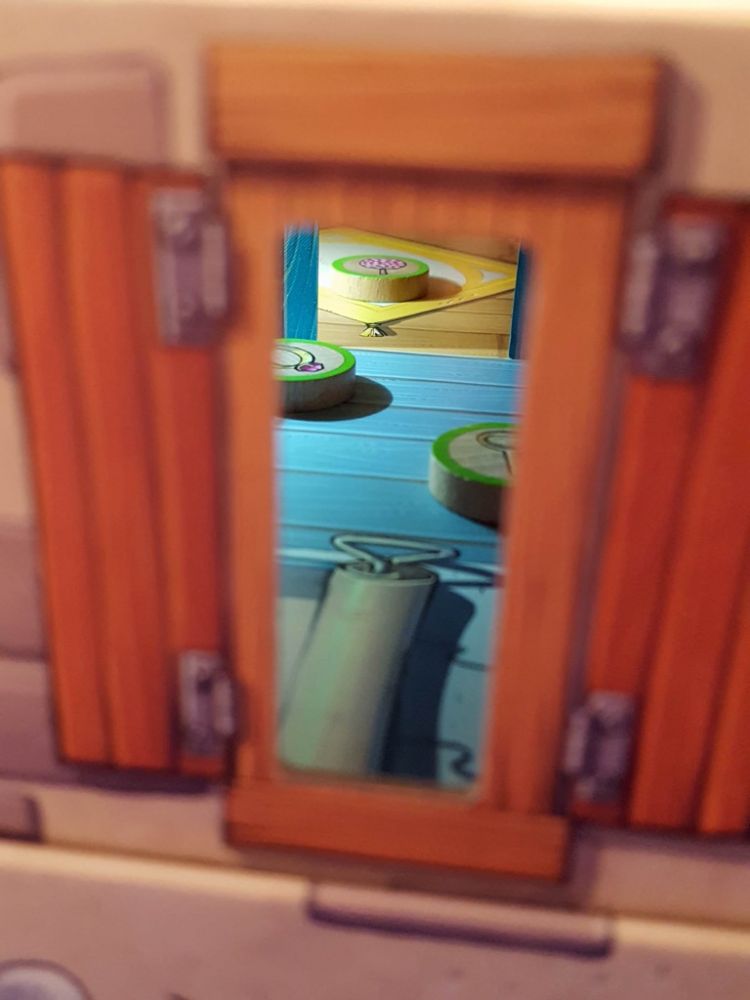 En s'approchant un peu.