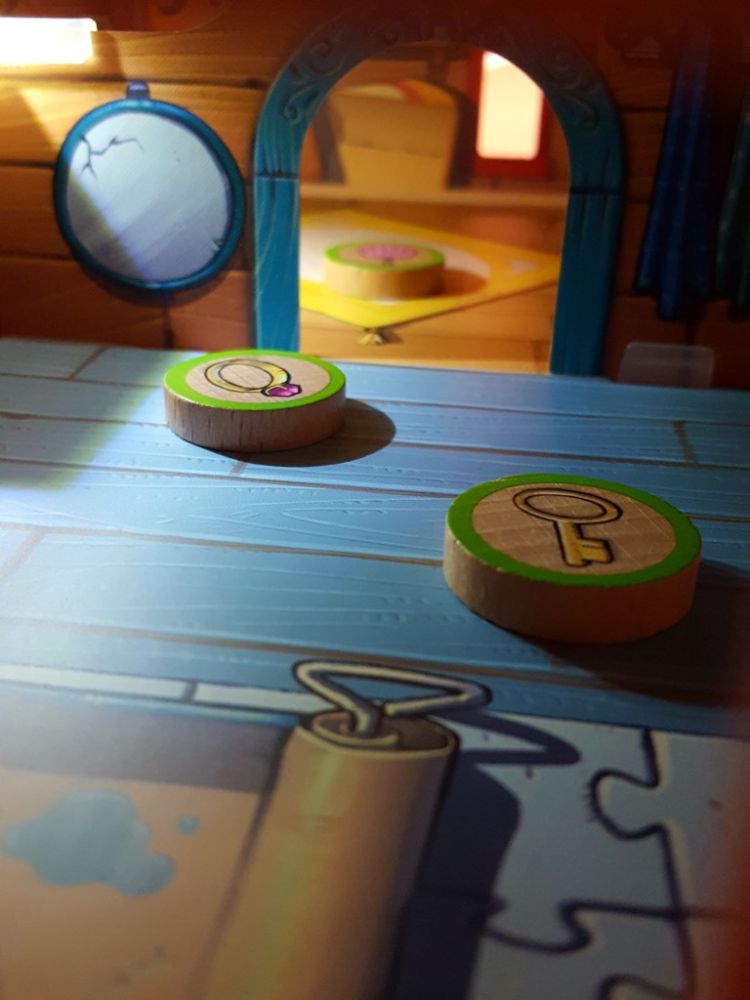 Puis en collant son oeil par la fenêtre.