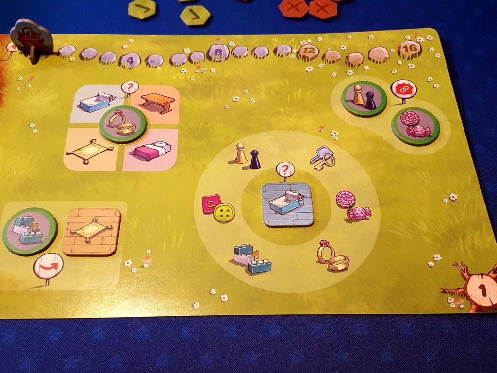 Ici le niveau 1 donc le plus facile  avec  par exemple de gauche à droite : Le légo est-il dans le salon ?  Dans quelle pièce se trouve la bague ? Le pion et le bonbon sont-ils dans la même pièce ? Quels sont les objets présents dans la salle de bain ?